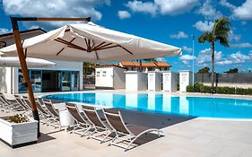 Icaro Residence Apartments With A Beautiful Pool